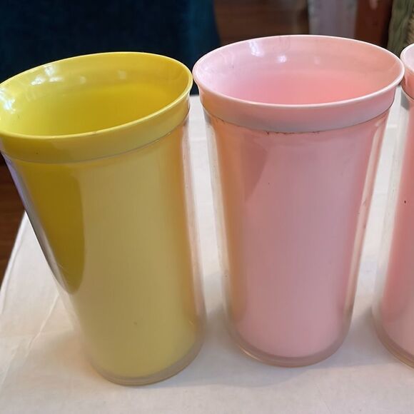 Vtg Mid Century set of 4 plastic tumblers with gold design - Picture 9 of 10